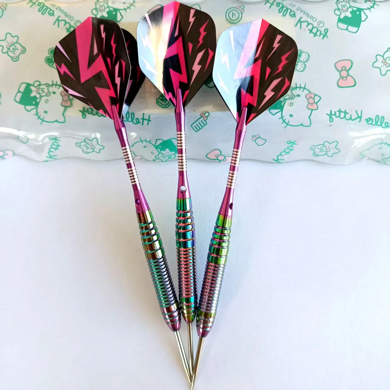 Professionelles Steel Tip Dart Set – 23g mit Rainbow Barrel & Nylon Shaft Protector!