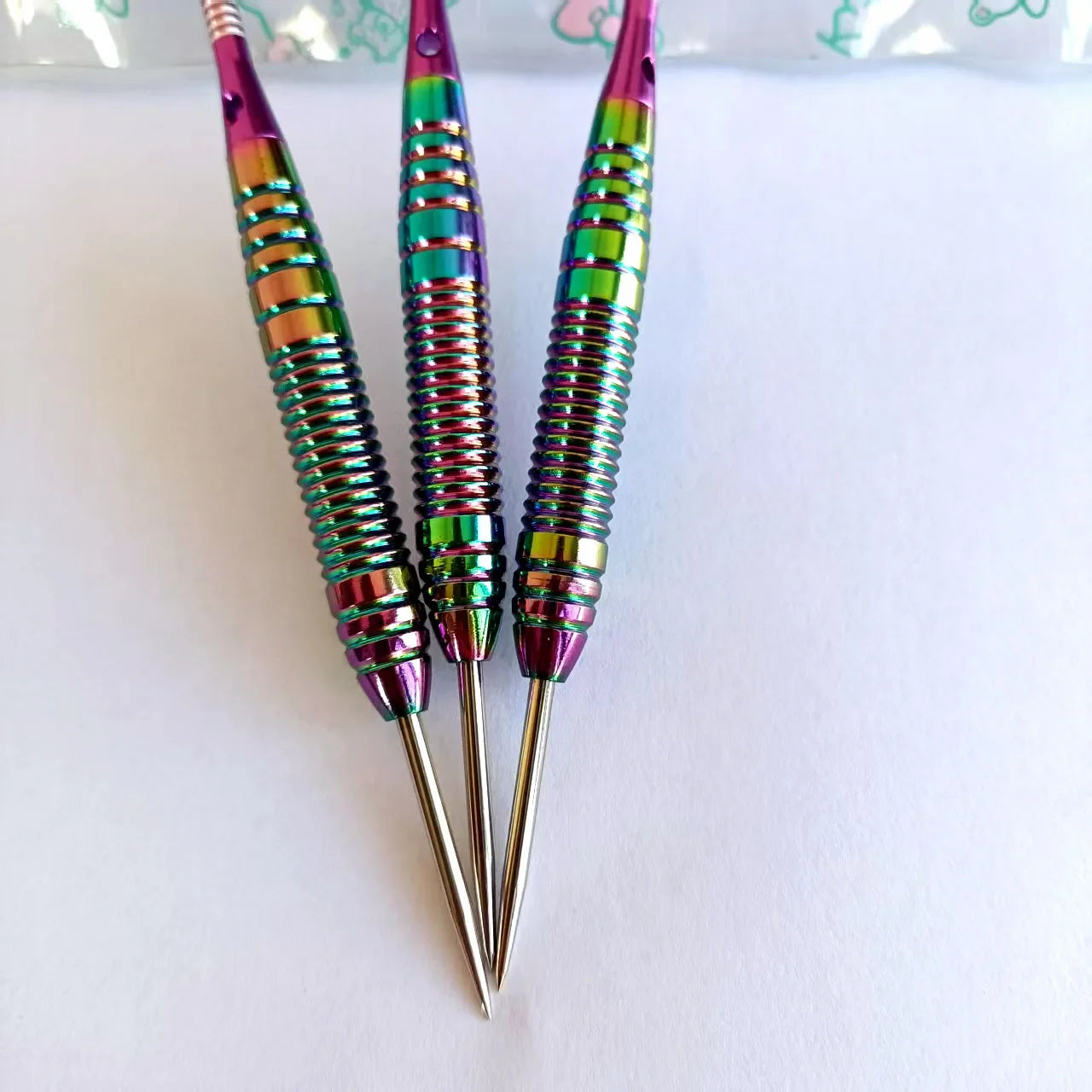 Professionelles Steel Tip Dart Set – 23g mit Rainbow Barrel &amp; Nylon Shaft Protector!